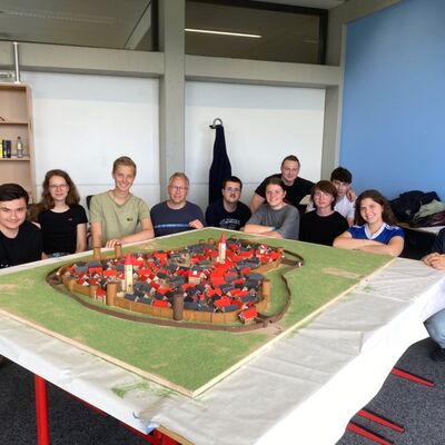 Schülerinnen und Schüler der ALS mit OStR Jochen Bergmann vor dem selbstgebauten Stadtmodell von Korbach