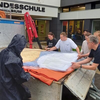 Bild vergrößern: Rücktransport von der Schule in das Museum