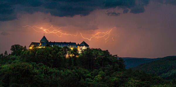 Bild vergrößern: Gewitter über Schloss Waldeck