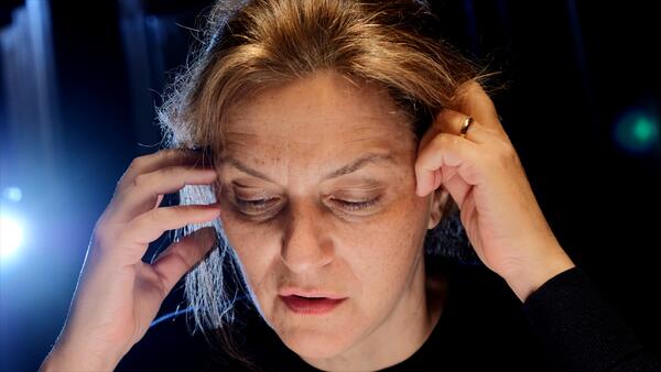 Bild vergr&ouml;&szlig;ern: Videostill aus Samstagmittag, 12 Uhr: Martina Gedeck liest aus den Tagebüchern von Etty Hillesum